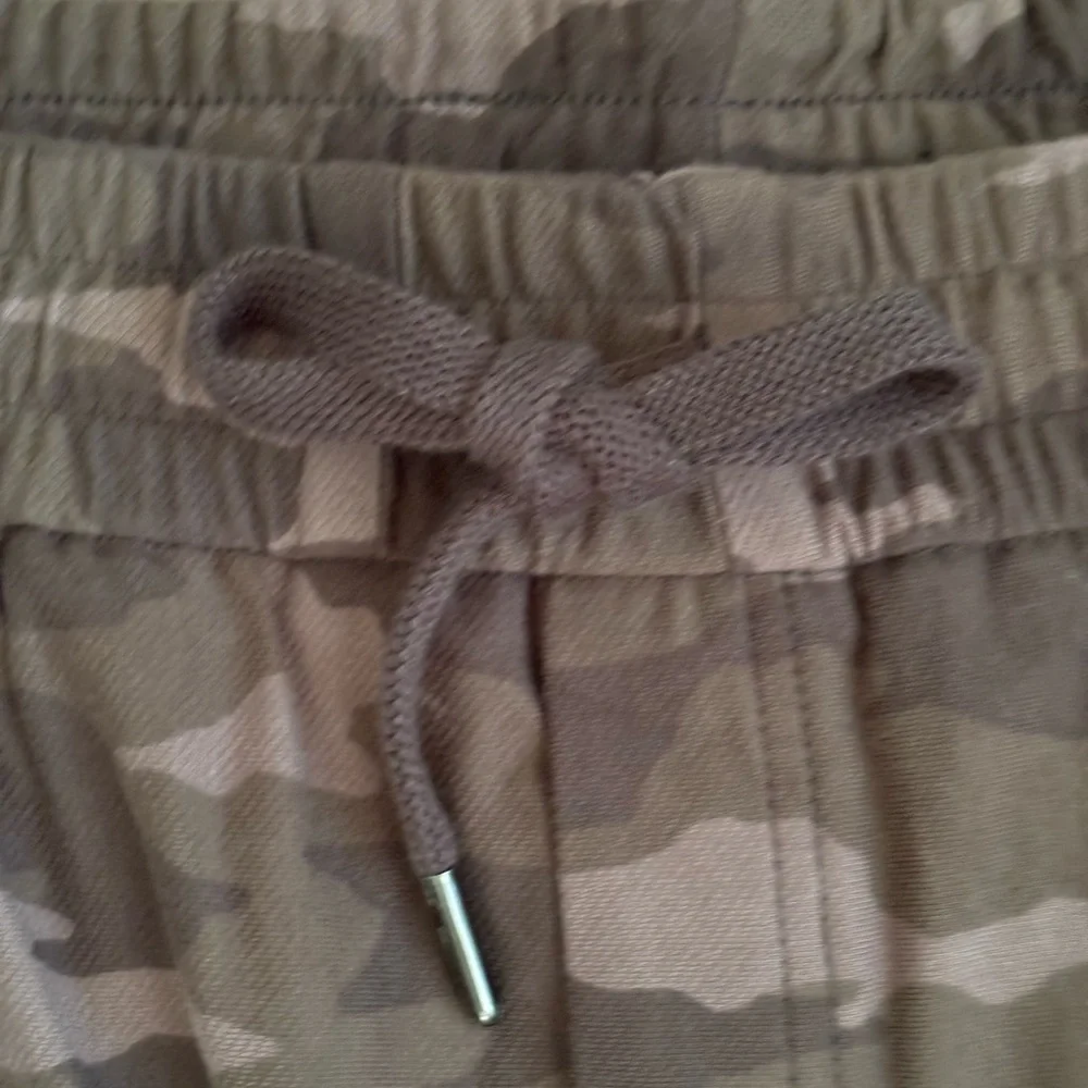 Athleta Camo Farallon Shorts Size Women’s 26 NWT - Picture 7 of 13